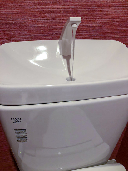 Das Wasser zum Händewaschen füllt direkt wieder den Spül­kasten. Nicht schlecht! - © Bild: Heinken
