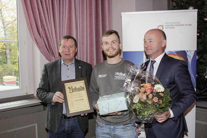 Paul Schärschmidt (Mitte) wurde mit der Ehrenurkunde des Fachverbandes SHK Sachsen ausgezeichnet. Landesinnungsmeister Holger Mittlmeyer (rechts) und Geschäftsführer Sven ­Fischer gratulierten.