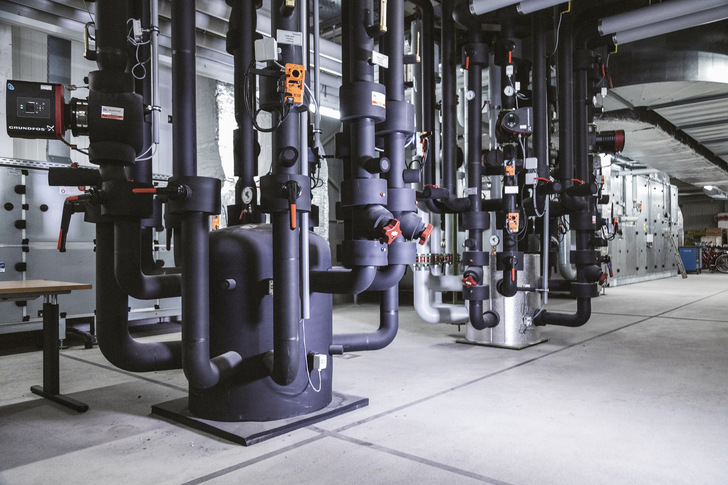 Einen effizienten Wärmepumpenbetrieb mit gleichzeitiger Nutzung von Kälte und Wärme ermöglichen diese zwei 3-stufigen Sammel-, Speicher- und Verteillösungen vom Typ Zortström Multi-H.