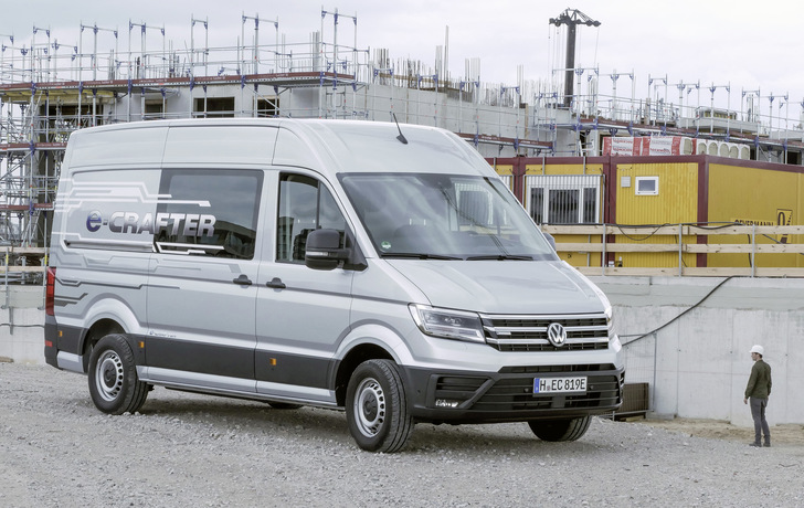 Der Schnappschuss trügt: Der VW e-Crafter hat nichts Überdimensionales, sondern erreicht als 3,5-Tonner ein Ladevolumen von 10,7 m³ und bietet 900 kg Nutzlast. Dem E-Antrieb will die Politik möglichst bald zur Markt beherrschenden Stellung verhelfen.