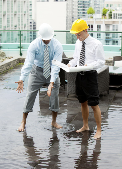 Bei Starkregen geraten Flachdächer und ihre Entwässerungssysteme oft an ihre Leistungsgrenzen.
