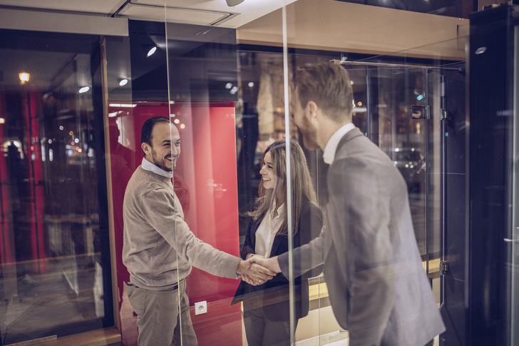 Um einen Kaufabschluss zu erzielen, müssen Verkäufer nicht zwingend großzügig mit Preisnachlässen sein. - © Bild: South_agency/Getty Images
