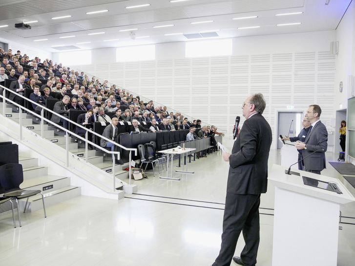 Das vom ZVSHK ideell unterstützte Sanitärtechnische Symposium fand zum 20. Mal auf dem Burgsteinfurter Campus statt. Im Vordergrund: Prof. Franz-Peter Schmickler, der die Tagesveranstaltung moderierte.