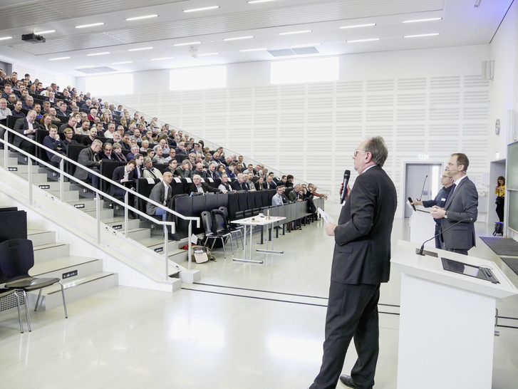 Das vom ZVSHK ideell unterstützte Sanitärtechnische Symposium fand zum 20. Mal auf dem Burgsteinfurter Campus statt. Im Vordergrund: Prof. Franz-Peter Schmickler, der die Tagesveranstaltung moderierte. - © Bild: Thomas Dietrich
