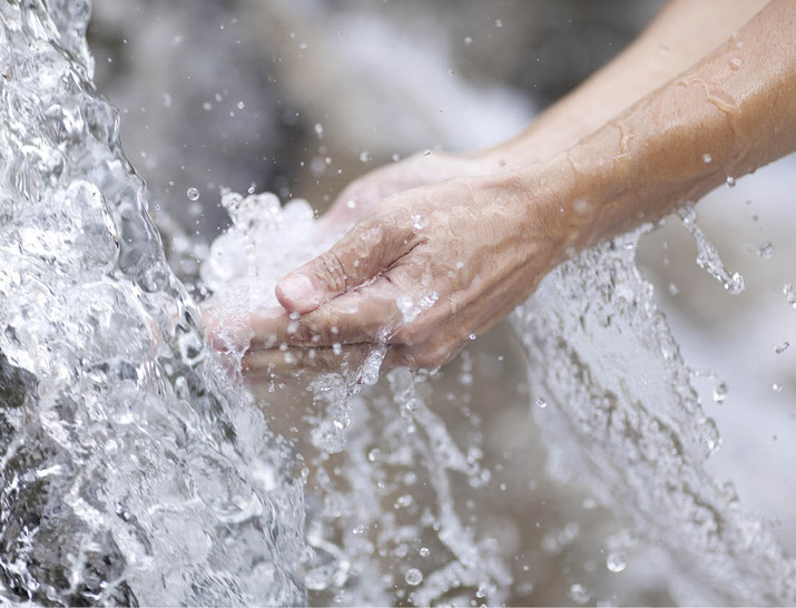 Die Rohwasserbeschaffenheit verändert sich durch den Klimawandel und Umweltbelastungen. Das hat auch Auswirkungen auf die Trinkwasserinstallation. - © Bild: Getty Images/amriphoto
