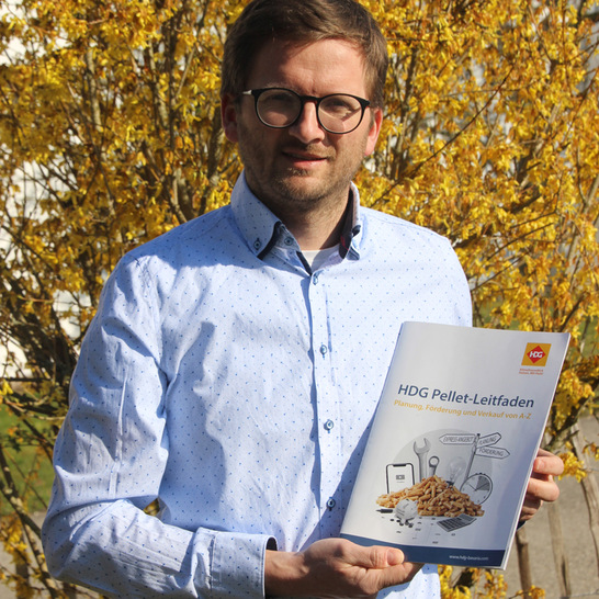HDG-Produktmanager  Thomas Moser bei der Vorstellung der Broschüre HDG Pellet-Leitfaden