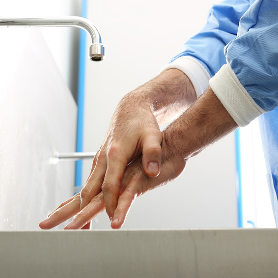 Trinkwasserhygiene ist in Krankenhäusern ein zentrales Thema – Sanha informiert virtuell, was dabei wichtig ist.