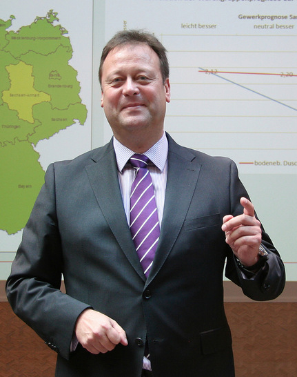 Hans-Arno Kloep  ist Geschäftsführer der SHK-Unternehmensberatung Querschiesser in Xanten, Telefon (0 28 01) 98 69 25. Er beschäftigt sich intensiv mit der Gegenwart und Zukunft der SHK-Branche.  www.querschiesser.com