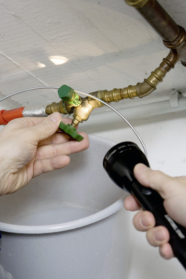 Nach dem Stillstand in der Coronakrise unterschätzen viele Endverbraucher die Gefahr, die im stagnierten Trinkwasser gegeben sein kann. Aktueller denn je ist deshalb der Trinkwasser-Check, den der Sanitärbetrieb als Dienstleistung im Angebot hat.