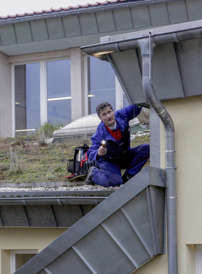 Falls auf der Baustelle der Blick in Klempnerfachregeln oder Merkblätter erforderlich ist, stehen sie per App auf Smartphone oder Tablet zur ­Verfügung. - © Bild: ZVSHK
