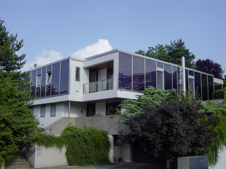 Die Montage des Kollektorfelds an der Fassade ermöglicht auch im Winter eine wirksame Nutzung der Solarthermie.