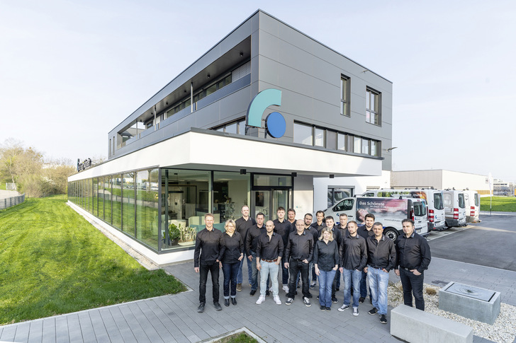 Von der Straße aus gut sichtbar ist die lang gestreckte, voll verglaste ­Fassade mit dem Ausstellungsbereich von bad & heizung Kaltmaier in Metzingen. Im Erdgeschoss des dreigeschossigen Gebäudes ist der Betrieb auf 617 m² untergebracht. Die mittlere Büroetage mit 428 m² ist mittlerweile vermietet und im Dachgeschoss befindet sich die Wohnung der Familie. Zum Erfolgskonzept gehören auch kompetente, gut geschulte und motivierte Mitarbeiter.