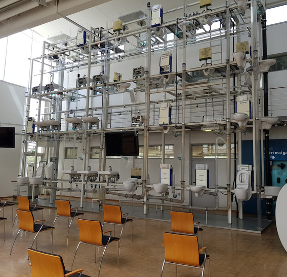 Der Abwasserturm im Geberit Informationszentrum in Pfullendorf: Zur Einhaltung der Abstandsregeln wurde die Bestuhlung deutlich reduziert.