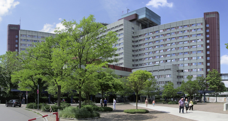 Bild 1: Krankenhäuser, wie beispielsweise das Klinikum Augsburg, sind gemäß Musterbauordnung (MBO) Sonderbauten. - © Bild: Richard Reinhardt, commons.wikimedia.org

