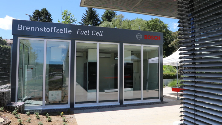 Die Pilotanlage umfasst drei Brennstoffzellengeräte, die den Strombedarf des Trainingszentrums fast komplett abdecken.