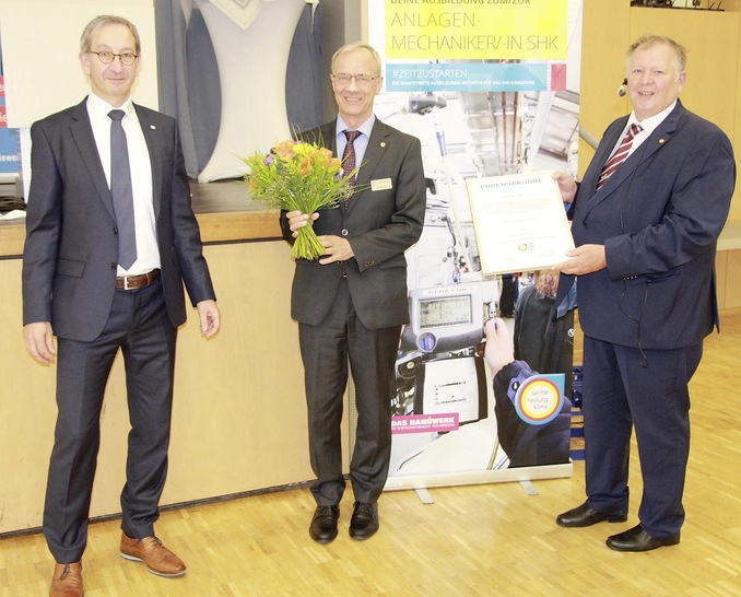 Fachverband-Hauptgeschäftsführer Wolfgang Becker (li.) und der Vorsitzende Joachim Butz (re.) würdigten die langjährigen Verdienste des Geschäftsführers Dietmar Zahn mit der Goldenen Ehrennadel. - © Bild: FV SHK BW
