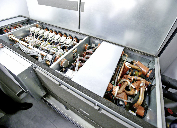 Beim Hybrid-VRF-System zirkuliert das Kältemittel nur ­zwischen ­Außengerät und Hybrid-BC-Controller (im Bild). Da im Gebäude die Kälte- und Wärmeverteilung über einen Wasserkreislauf ­erfolgt, ist auch die Kältemittelfüllmenge gering.