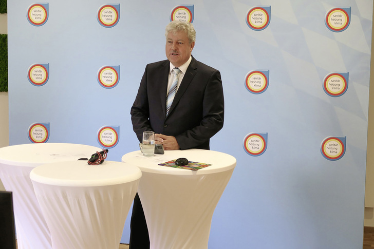 Der Landesinnungsmeister des Fachverbandes SHK Bayern, Erich Schulz, macht auch vor der Kamera eine gute Figur.