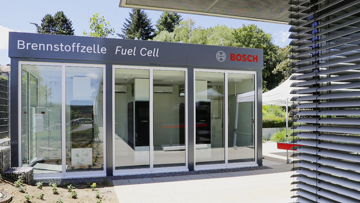 Die Pilotanlage umfasst drei Brennstoffzellengeräte, die den Strombedarf des Trainingszentrums fast komplett abdecken. - © Bild: Bosch TT
