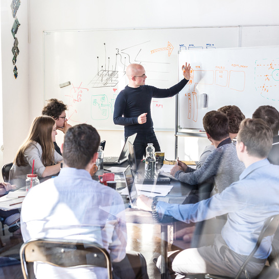 In Klassenzimmern herrscht aufgrund rauchender Köpfe oft dicke Luft. Deine mechanische Lüftung kann dem entgegenwirken.  - © Getty Images/iStockphoto/kasto80
