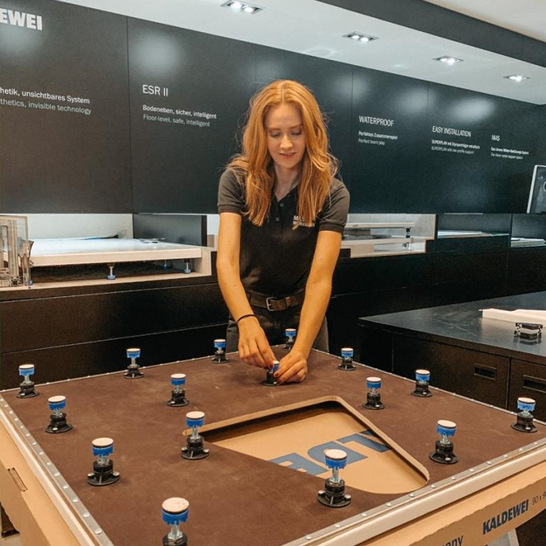 Sandra Hunke zeigt, wie einfach und schnell das neue Systemboard Nexsys installiert wird.