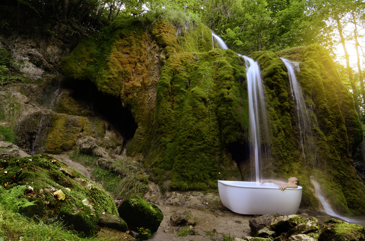 Das aus Architektur und Interior Design bekannte Spiel zwischen innen und außen weckt die Fantasie von Bauherren und Bad­planern: Warum nicht mal ein Outdoor-Badezimmer?