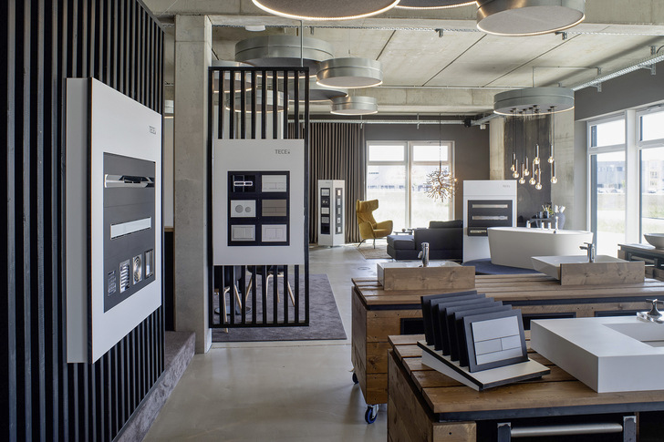 Nicht Koje, sondern Kollage: In der offen gestalteten Badausstellung von Mario Rücker soll sich der Kunde wohlfühlen.