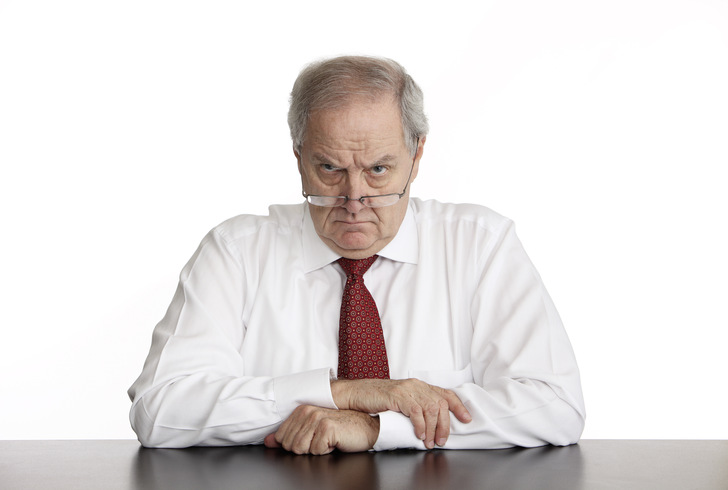 Verstößt ein Mitarbeiter trotz der Kritik des Chefs wiederholt gegen Anweisungen, ist eine Abmahnung oder ein Disziplinargespräch die letzte Möglichkeit, eine Kündigung zu vermeiden.