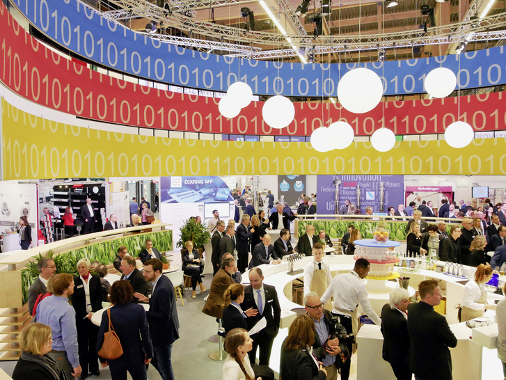 Das Fachsimpeln auf den ISH-Messeständen wird auch im kommenden Jahr möglich bleiben, doch definierte Mindestabstände, gekennzeichnete Wege sowie Hygienevorschriften (auch) für die Bewirtung müssen beachtet werden.