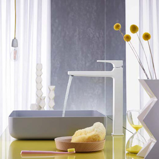 Wie eine Umfrage des Marktforschungsunternehmens Innofact im Auftrag von Hansgrohe zeigt, ist die Größe des Bades für die Mehrheit der Deutschen von einer untergeordneten Bedeutung. Für die Bundesbürger stehen, unabhängig von der Größe, Design und Entspannung im Vordergrund.