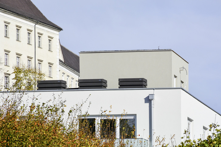 Bei enger Bebauung verhindern Schallschutz-hauben eine Lärmbelästigung der Nachbarschaft.