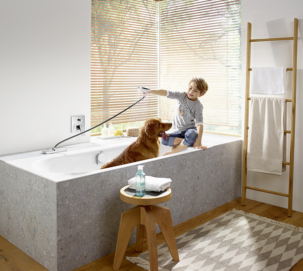 Bei der Hansgrohe sBox, dem neuen Schlauch-Aufrollsystem für die Wanne, verschwindet der Duschschlauch im Wannenrand – optisch macht das den Raum deutlich größer.