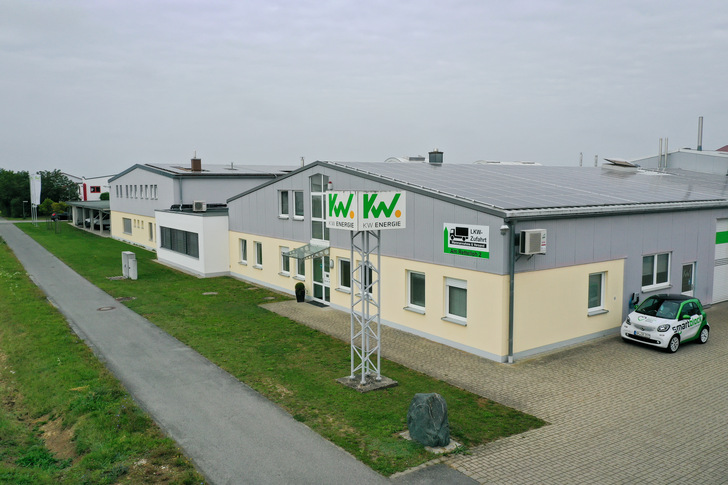 Am Firmensitz der KW Energie in Freystadt werden jedes Jahr mehr als 300 BHKW im Leistungsbereich von 7,5 bis 75 kWel gefertigt. - © KW Energie
