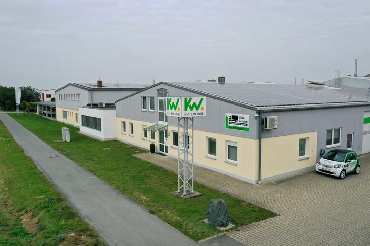 Am Firmensitz der KW Energie in Freystadt werden jedes Jahr mehr als 300 BHKW im Leistungsbereich von 7,5 bis 75 kWel gefertigt.