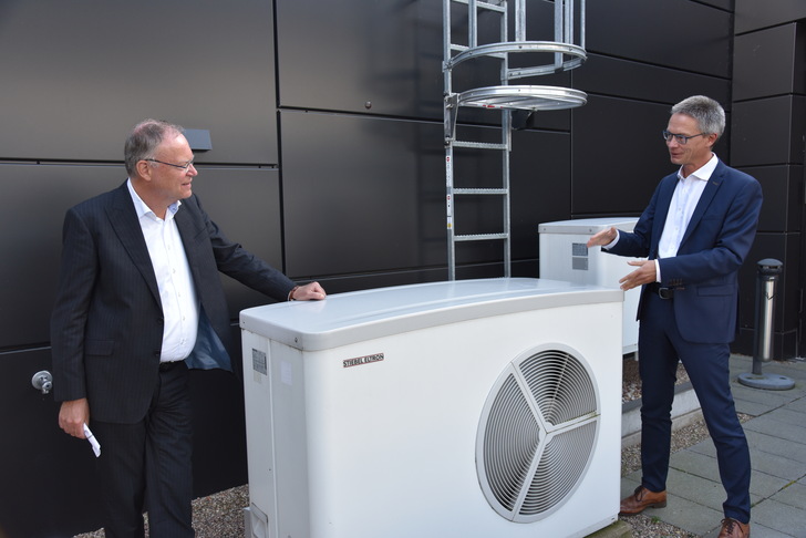 Ministerpräsident Stephan Weil (links) im Gespräch mit Stiebel Eltron-Geschäftsführer Dr. Kai Schiefelbein.