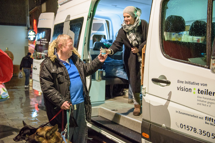 Der Gute-Nacht-Bus ist eine Hilfsinitiative für Obdachlose. Am Abend steht der Bus am Kommödchen in der Düsseldorfer Altstadt. Hilfebedürftige können warmes Essen, Getränke und Kleidung bekommen.