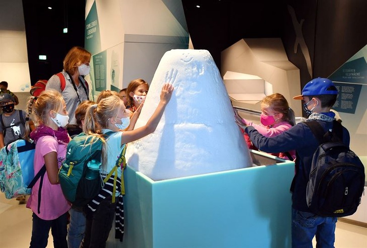 In der Ausstellung Eiswelten im Polarium Zoo Rostock können Besucher ab sofort den von Daikin und der Rostocker Firma Dr. Diestel GmbH gespendeten Eisberg bewundern.