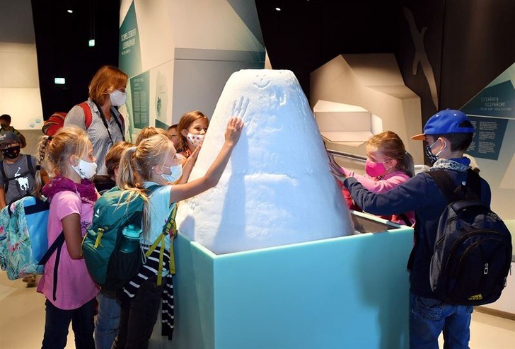 In der Ausstellung Eiswelten im Polarium Zoo Rostock können Besucher ab sofort den von Daikin und der Rostocker Firma Dr. Diestel GmbH gespendeten Eisberg bewundern. - © Zoo Rostock/Joachim Kloock
