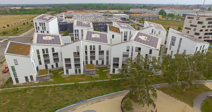 Das Leuchtturmprojekt „Future Living Berlin“ kombiniert Energiemanagement und Smarthome für ein ganzes ­Quartier mit 90 Wohnungen und 10 Gewerbeeinheiten.