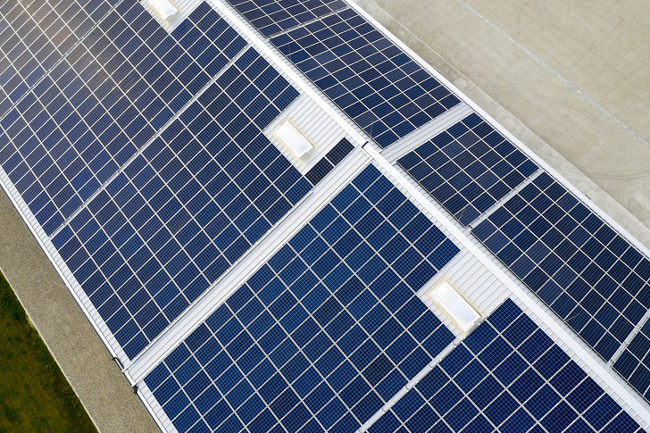 Nach den Plänen des Gesetzgebers müssen Solaranlagenbetreiber bereits bei über 10 MWh solaren Selbstverbrauchs und einer Leistung der Solarstromanlage von über 20 kW p  eine anteilige EEG-Umlage entrichten. 