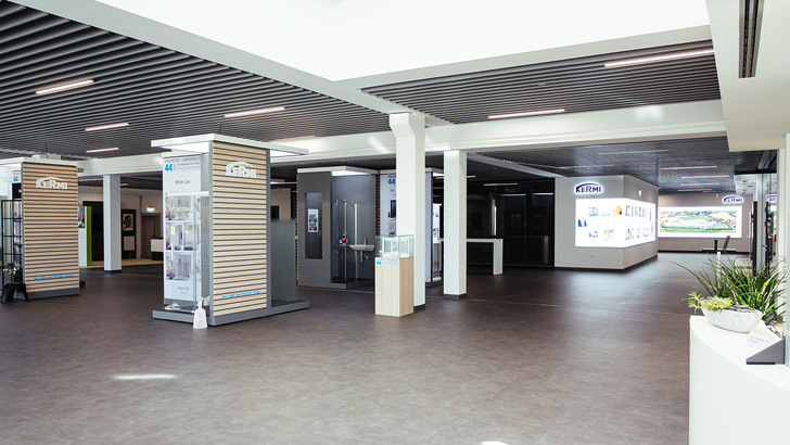 Das Kermi Infocenter in Plattling präsentiert sich nach grundlegendem Umbau mit neu gestalteten Ausstellungs-und Schulungsräumen – im Bild der Blick ins Infocenter vom Empfangsbereich. - © Kermi GmbH
