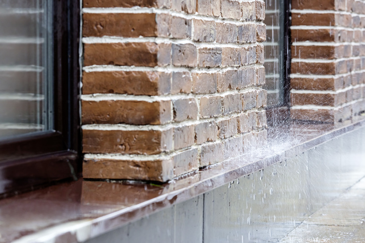 Bei starkem Regen dringt Feuchtigkeit durch die Fassade. Soll auf der Innenseite eine Wandheizung mit Innendämmung installiert werden, gilt es deshalb, auch den Feuchteschutz zu beachten. - © Bild: Getty Images / Mr_Twister
