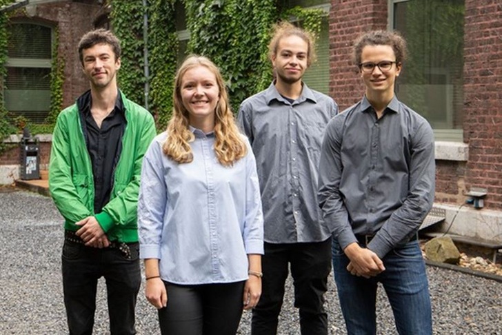 Die Gewinner der Semesterarbeit Future Heat Pump (v.r.) Mika Leßmann (1. Platz), Noah Schneider (2. Platz), Lisa Vonderhagen (3. Platz) und der Preis „Special Mention“ ging an Nick Eigel. - © Glen Dimplex
