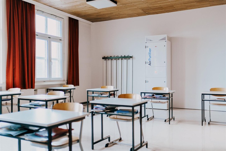 Am Johannes Nepomuk Gymnasium in Rohr wurde jetzt der erste Luftreiniger der WOLF GmbH in einer Schule in Bayern aufgestellt.