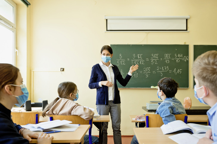 In einer Studie wurde untersucht, wie ein Klassenzimmer über die Fenster gelüftet werden muss, um das Covid-19-Ansteckungsrisiko gering zu halten. - © Bild: Getty Images / izusek
