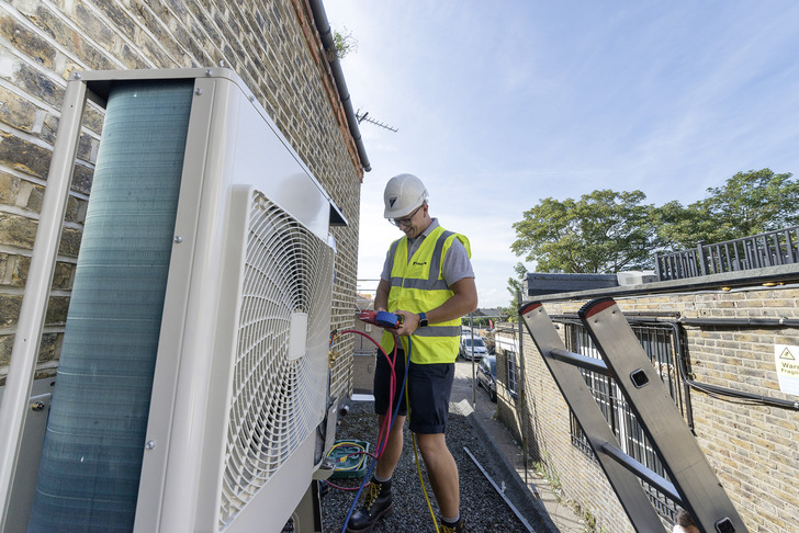 Klimaanlagen weisen deutlich niedrigere Leckage­raten auf, als allgemein behauptet wird. Moderne Geräte verfügen über integrierte Sicherheitsmerkmale, die Leckagen bestmöglich verhindern.﻿ - © Bild: Daikin
