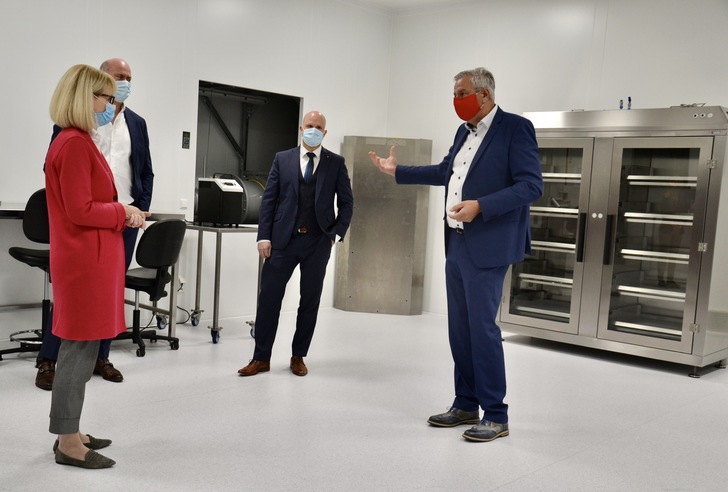 Karin Maag informiert sich  über aktuelle Forschungsergebnisse und vor allem die neu entwickelten Luftreinigungssysteme für Innenräume.