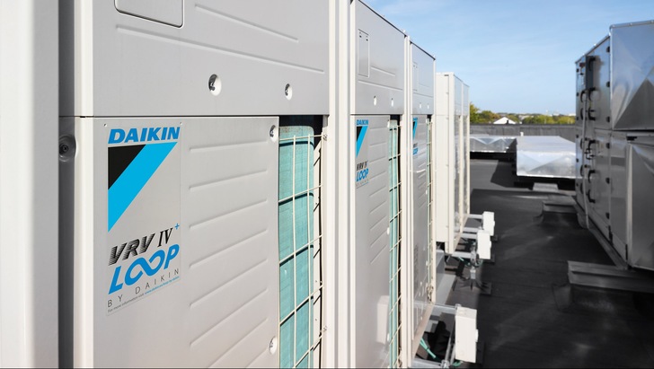 Seit November 2020 wird in allen in Europa verkauften VRV Systemen aufbereitete Kältemittel eingesetzt.  - © Daikin
