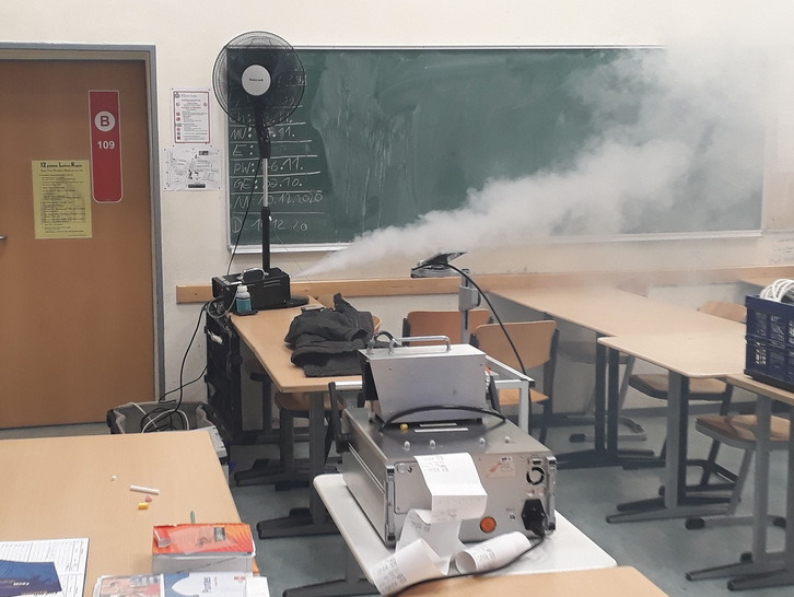 Zum Untersuchungsszenarium im Klassenraum gehörte die Freisetzung von Aerosolen. - © Hans-Martin Seipp / THM
