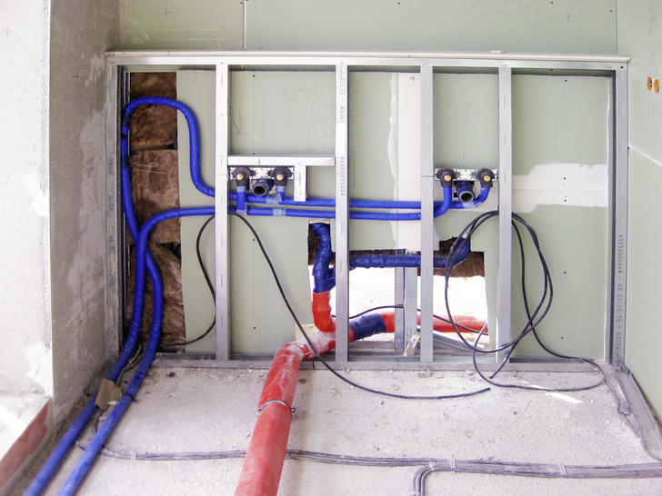 Unzulässige Aufwärmungen im Kaltwasser von mehr als 25 °C können auch in Einzelanschlussleitungen zu hohen Kontaminationen mit Legionellen führen. 